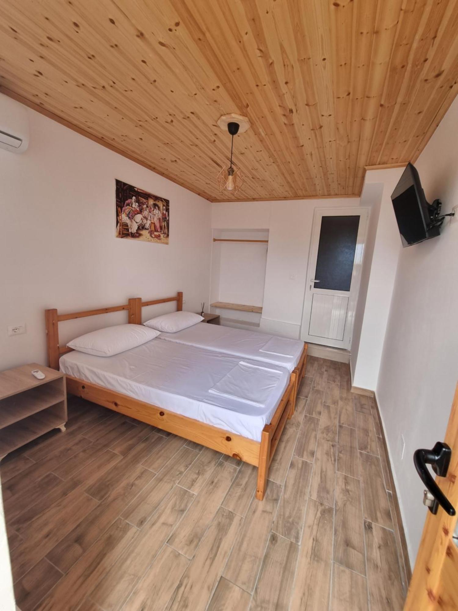 Tony'S Terrace Bed & Breakfast Gjirokaster Ngoại thất bức ảnh