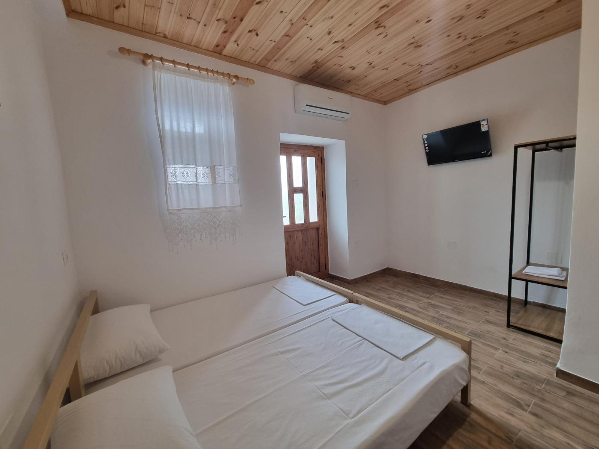 Tony'S Terrace Bed & Breakfast Gjirokaster Ngoại thất bức ảnh