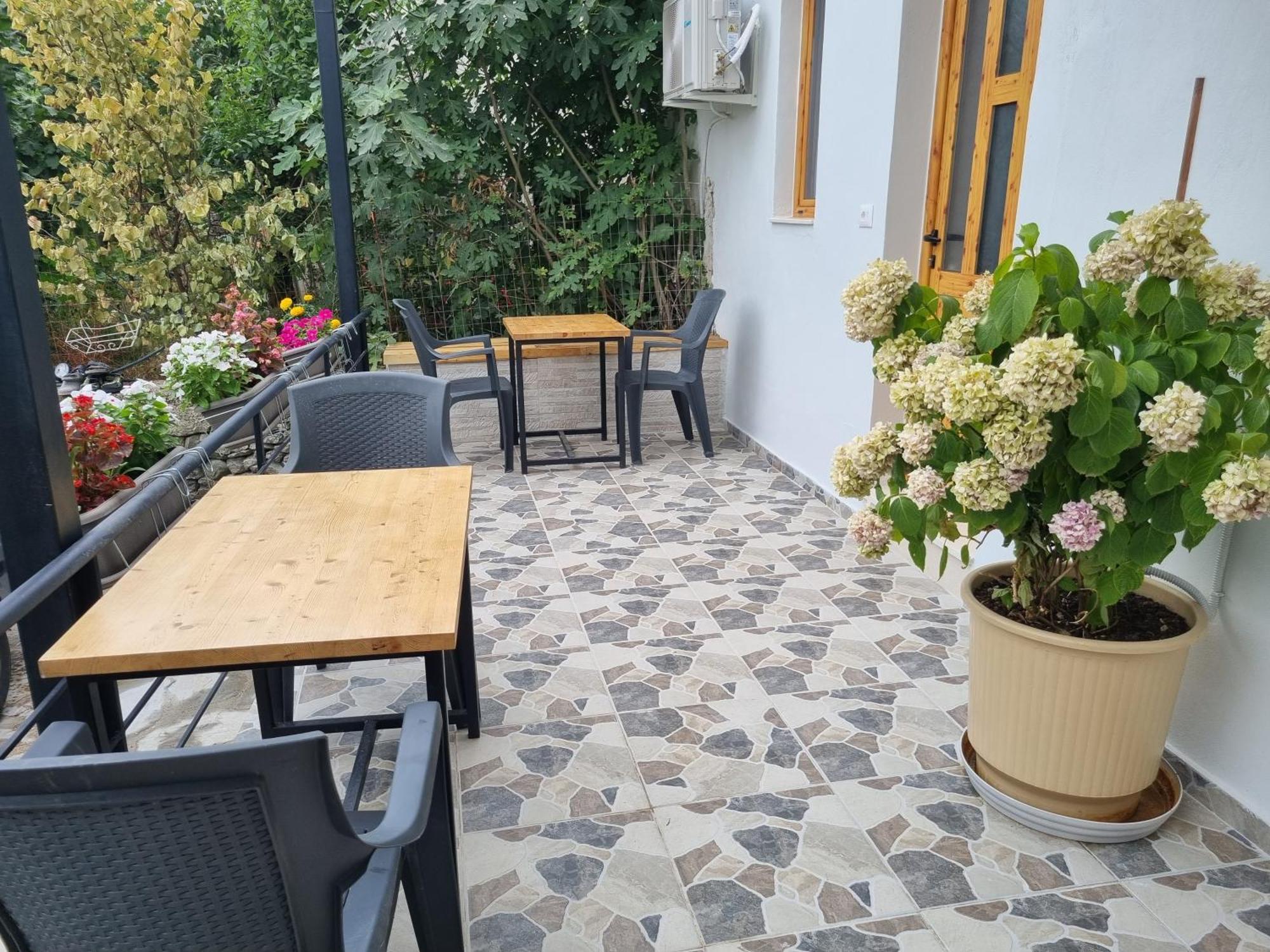 Tony'S Terrace Bed & Breakfast Gjirokaster Ngoại thất bức ảnh