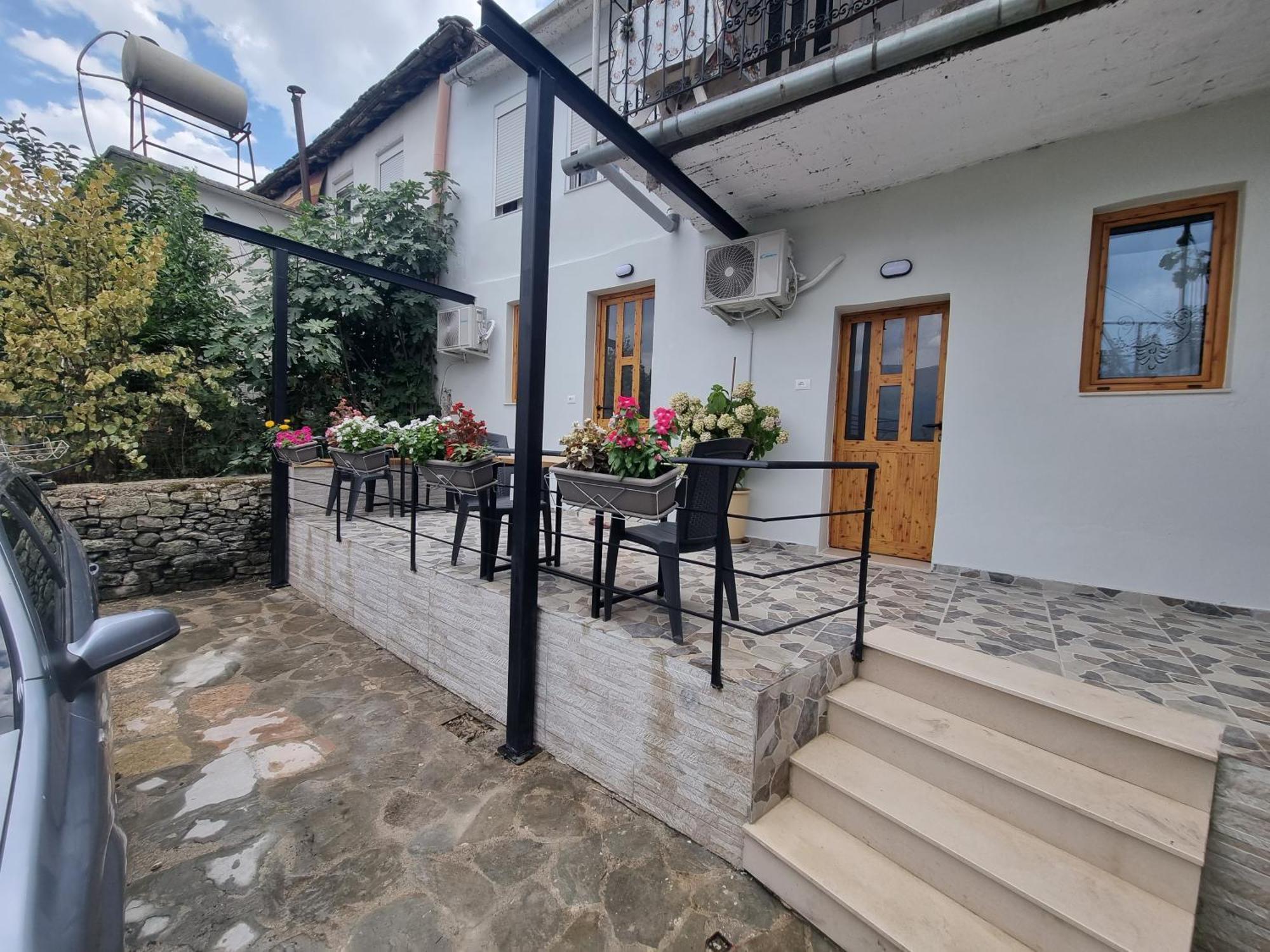 Tony'S Terrace Bed & Breakfast Gjirokaster Ngoại thất bức ảnh