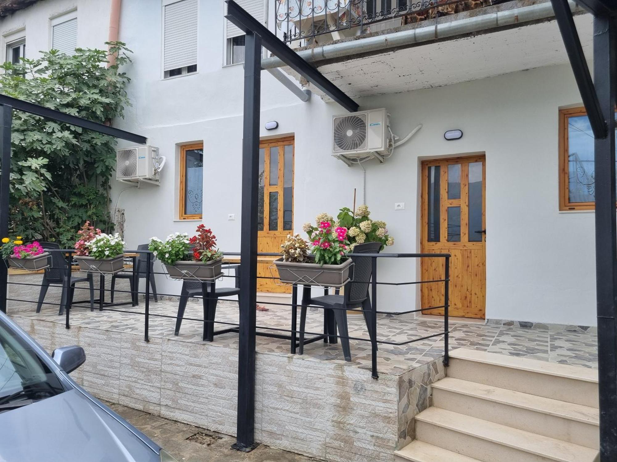Tony'S Terrace Bed & Breakfast Gjirokaster Ngoại thất bức ảnh